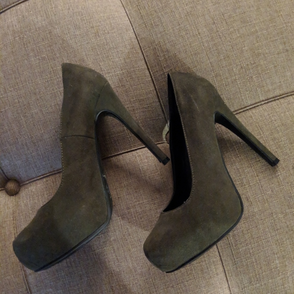 Kardashian Kollection Gray Suede Pumps